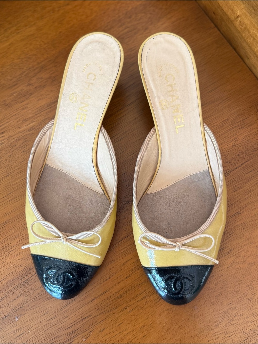 CHANEL Yellow and Black Cap-Toe Bow Slide Mules EU 39